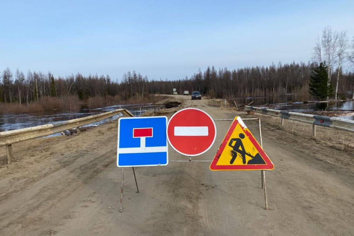 Тяжелую технику направили на размытый участок автодороги «Кобяй» в Якутии