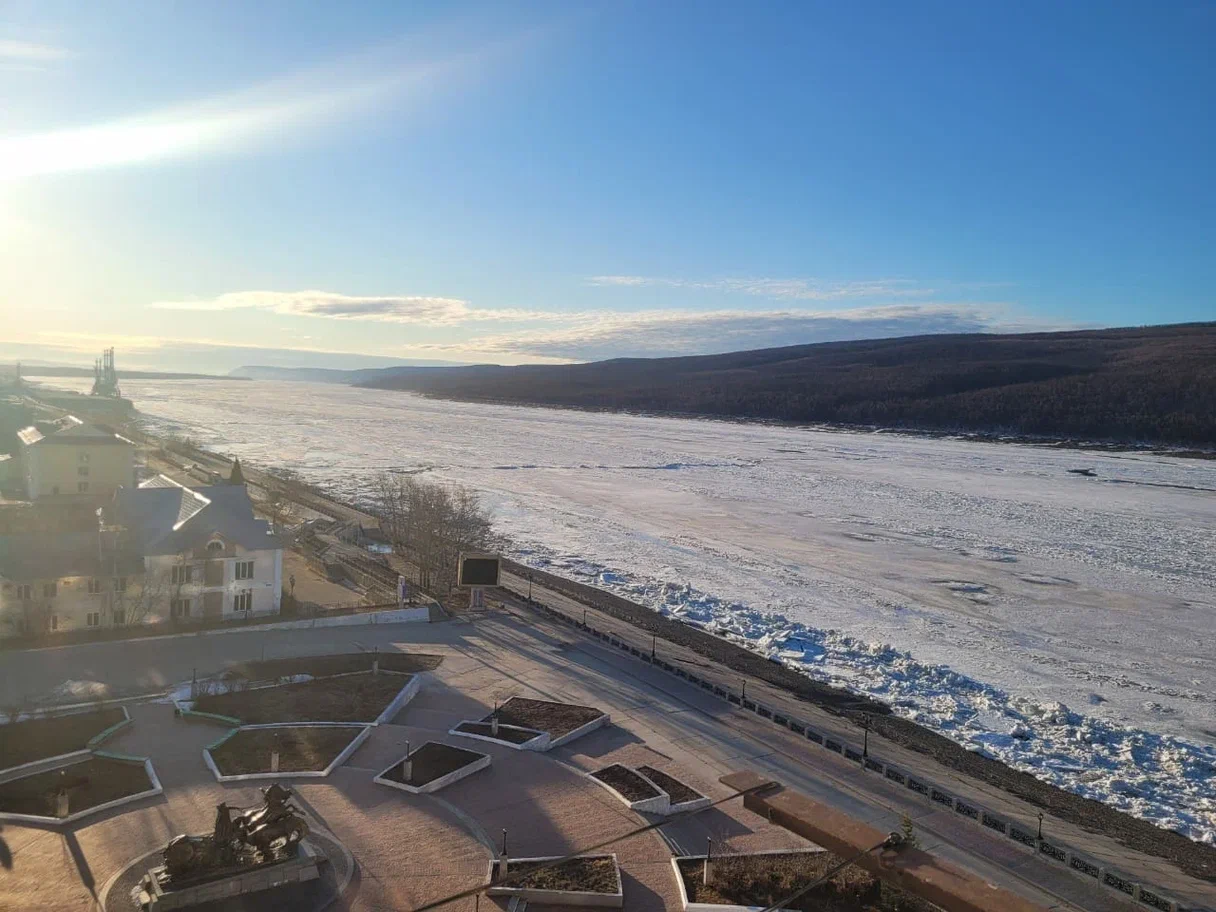 Подвижки льда наблюдают на реке Лене у якутского Ленска
