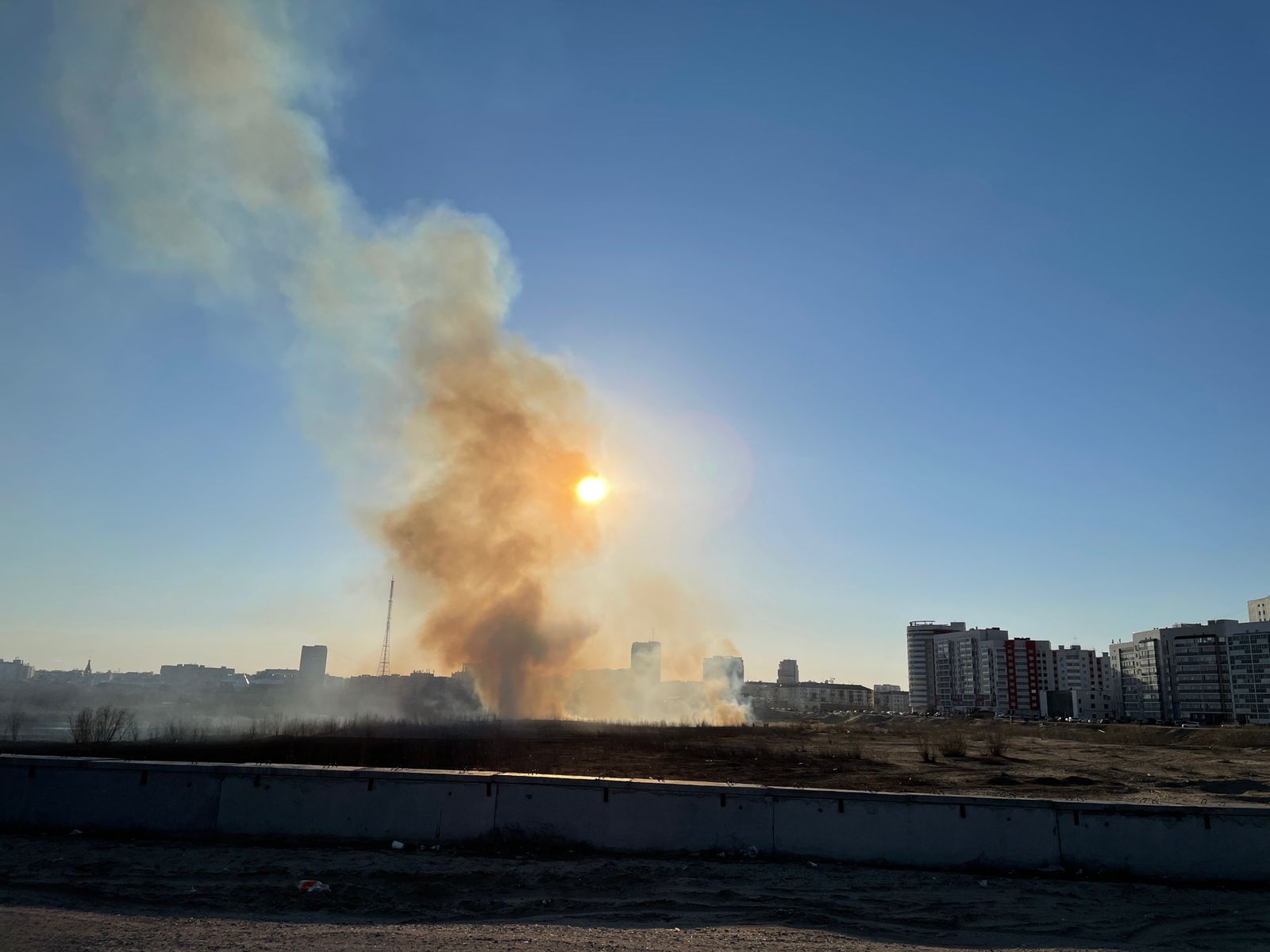Пожар площадью 300 кв м потушили на Зеленом лугу в Якутске