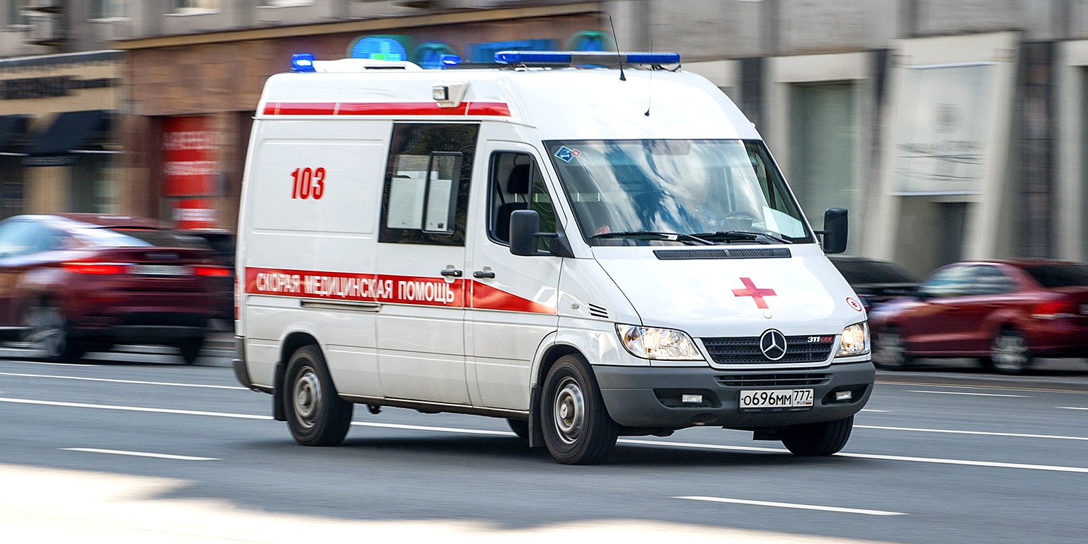 Женщина выпала из окна пятого этажа в Якутске