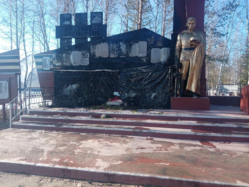 Пожар повредил памятник погибшим в ВОВ в якутском поселке Пеледуй