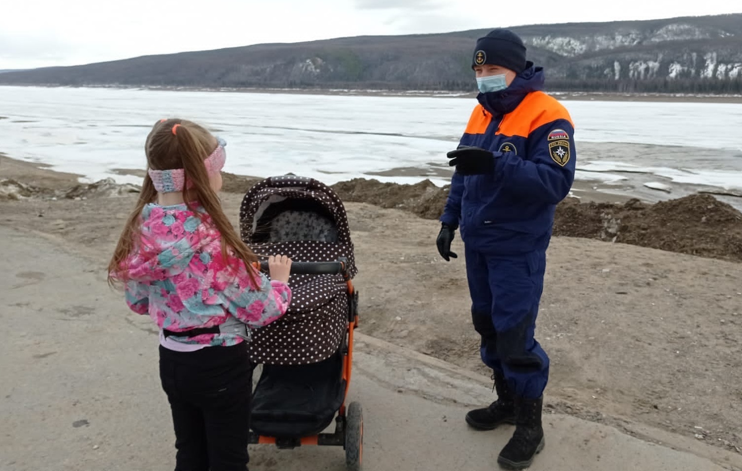Спасатели отправляются в Таттинский район Якутии для сопровождения ледохода
