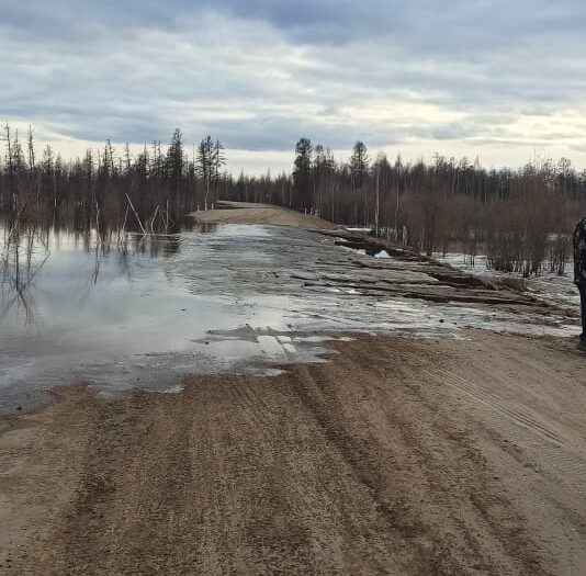 Дорогу размыло талыми водами на трассе «Вилюй» в Горном районе Якутии