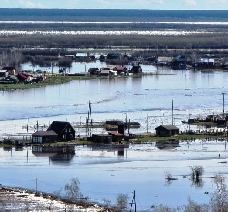 Четыре подстанции включили в якутском селе Едейцы после спада воды