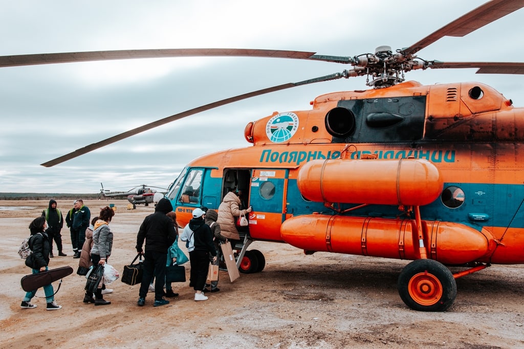 Более 230 пассажиров перевезли на вертолете из Якутска в Нижний Бестях