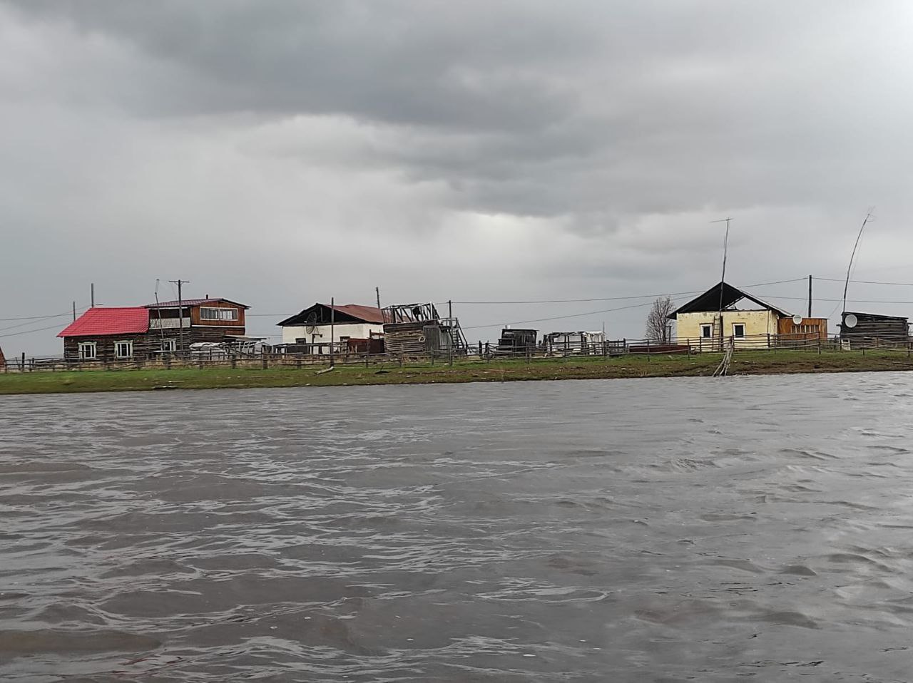 Поселковые дороги затопило в Модутском наслеге Намского района Якутии