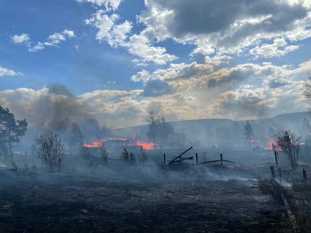 Пожар тушат на территории дачных садоводств в якутском Ленске