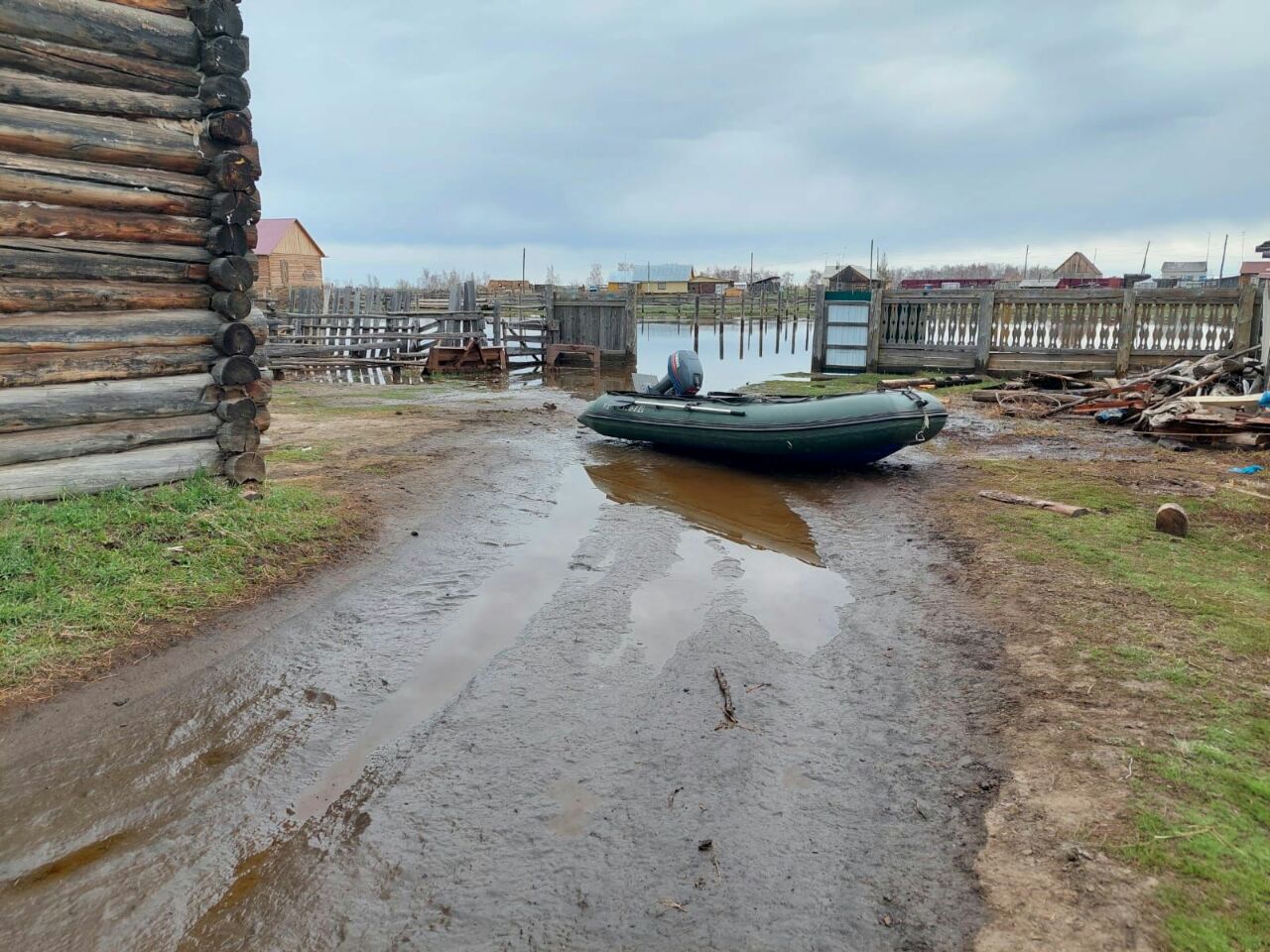 Дороги восстановят в якутском селе Партизан после спада паводковой воды