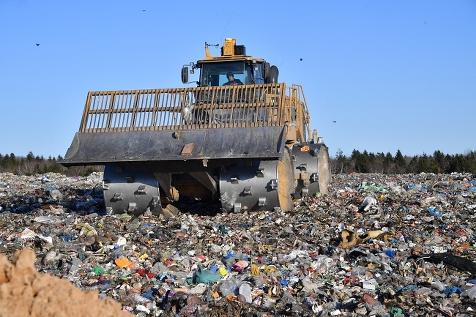 Площадь пожара на мусорном полигоне в Якутске уменьшилась до 0,2 га