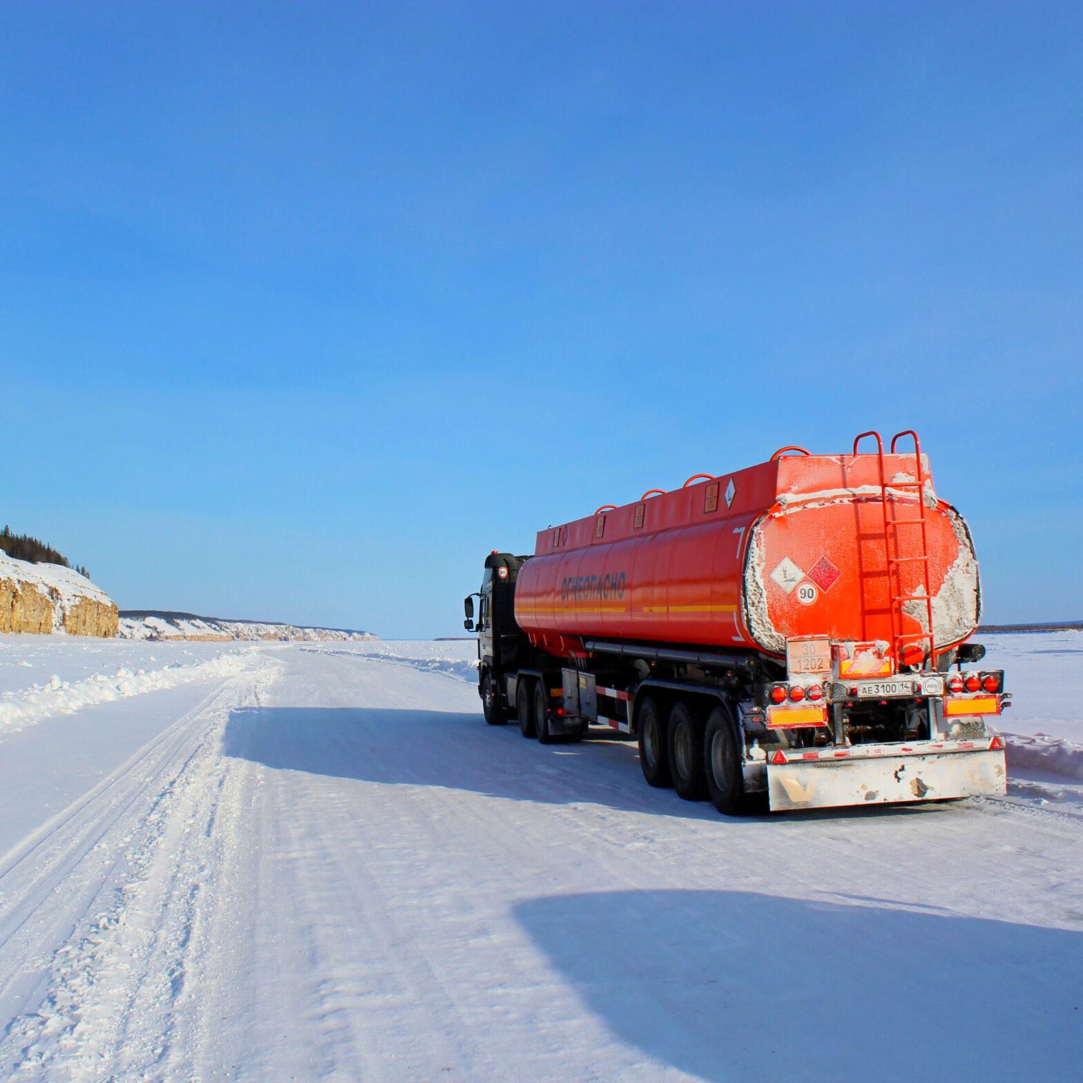Свыше 42 тыс тонн топлива доставили автомобилями в 23 района Якутии