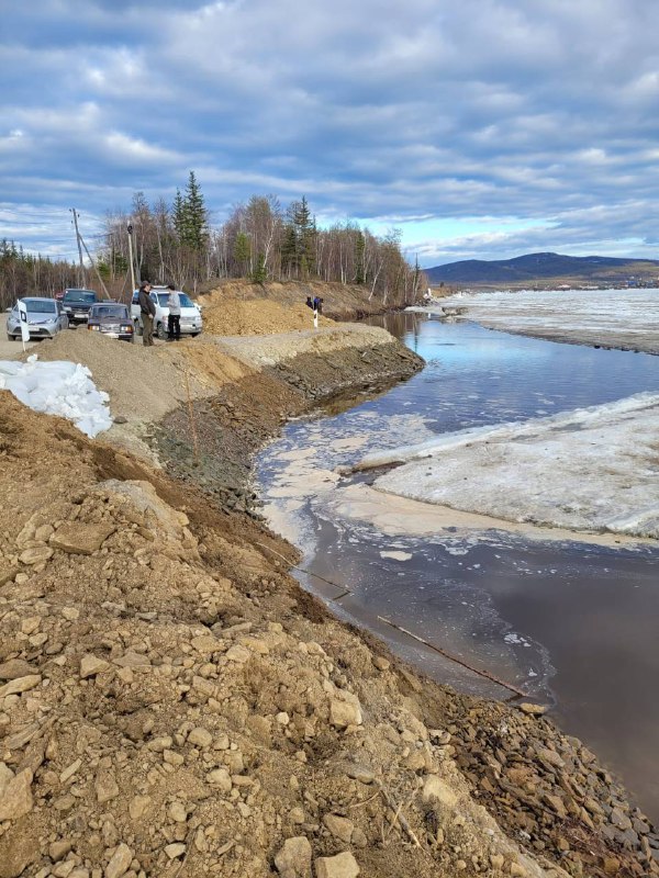 Вода в реке у якутского поселка Сангар спала на 131 см за два часа