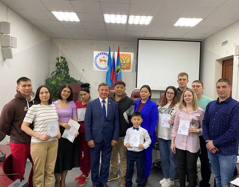 17 молодых семей в Алданском районе Якутии получили сертификаты на улучшение жилищных условий