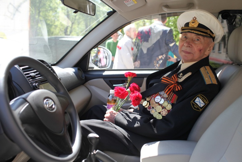 Программу бесплатного такси запустили для ветеранов ВОВ в России