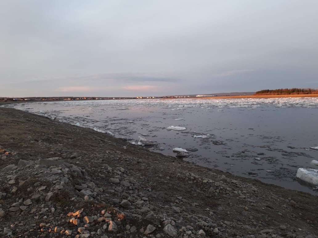 Ледоход на реке Лене проходит по территории Намского и Кобяйского районов Якутии