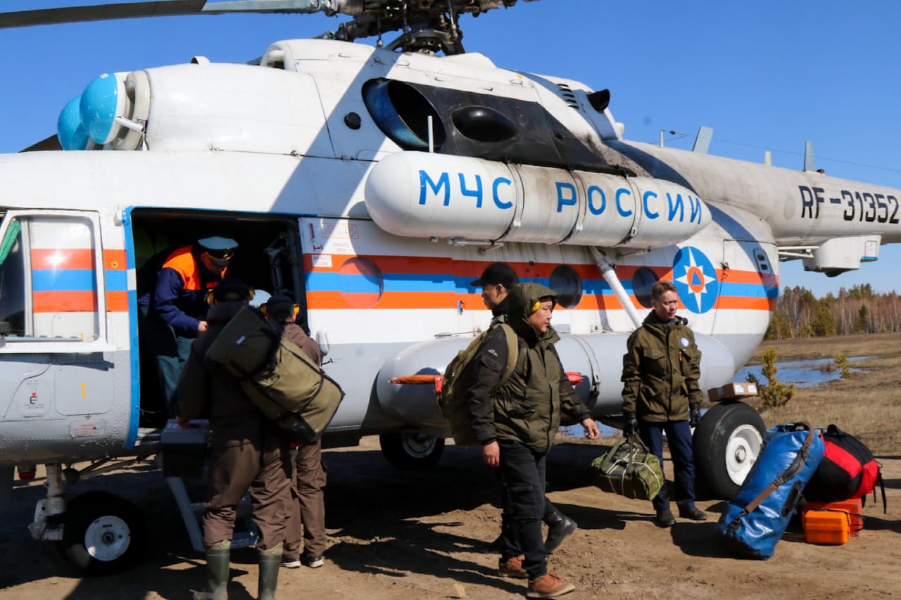 Спасатели отправились в Ленский и Амгинский районы Якутии для сопровождения половодья