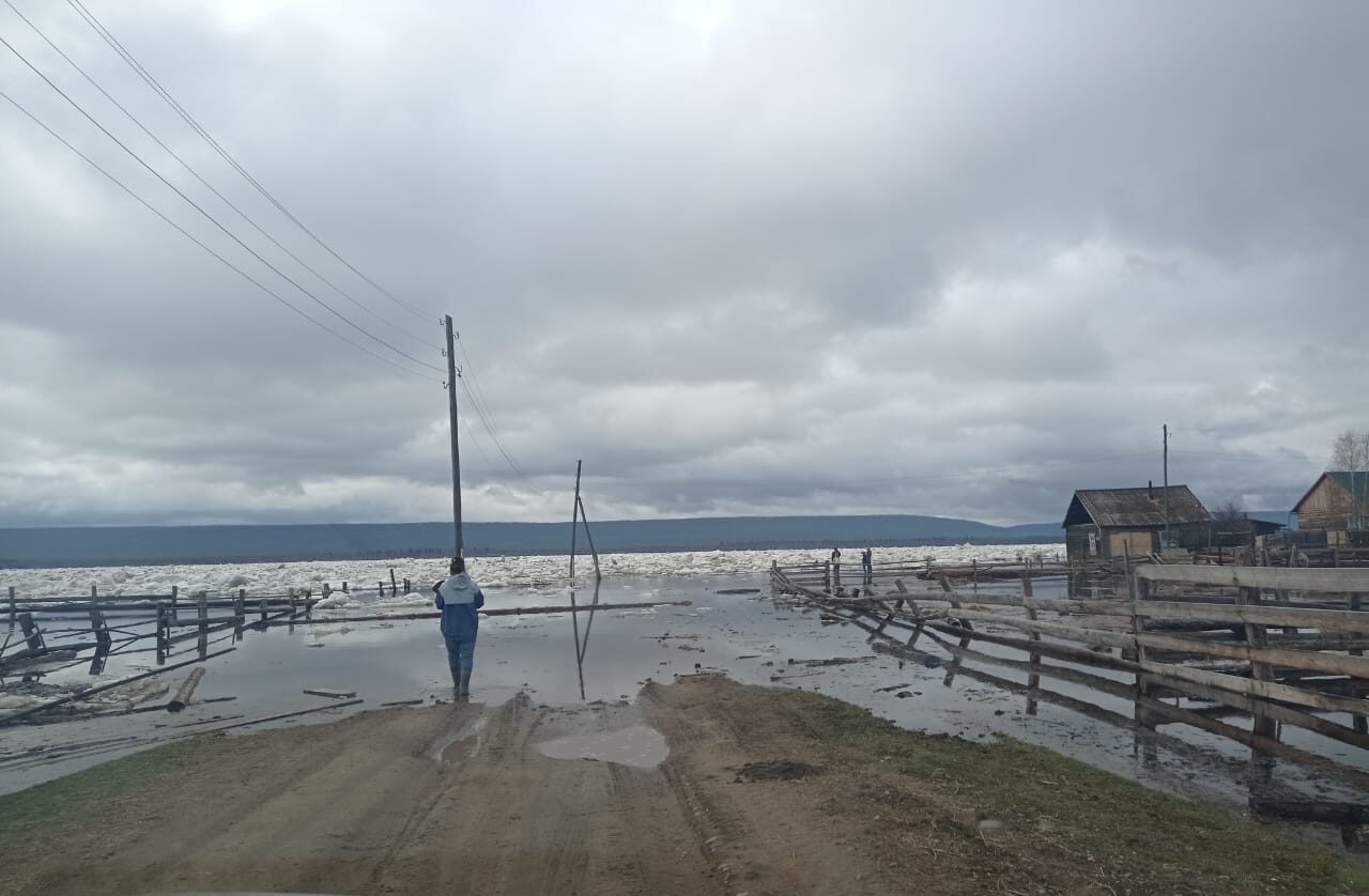 Уровень воды на реке Лене достиг критической отметки в якутском селе Хоринцы