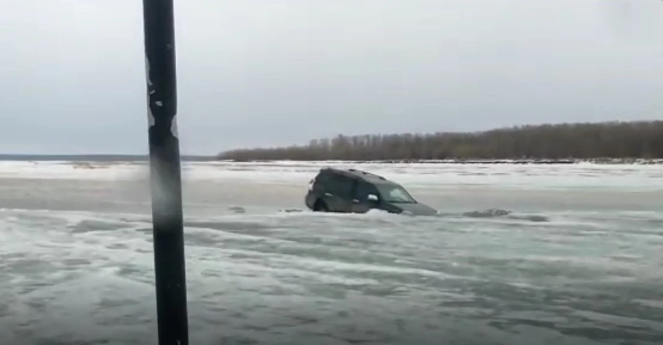 Машина провалилась передними колесами на закрытой ледовой переправе в Якутии