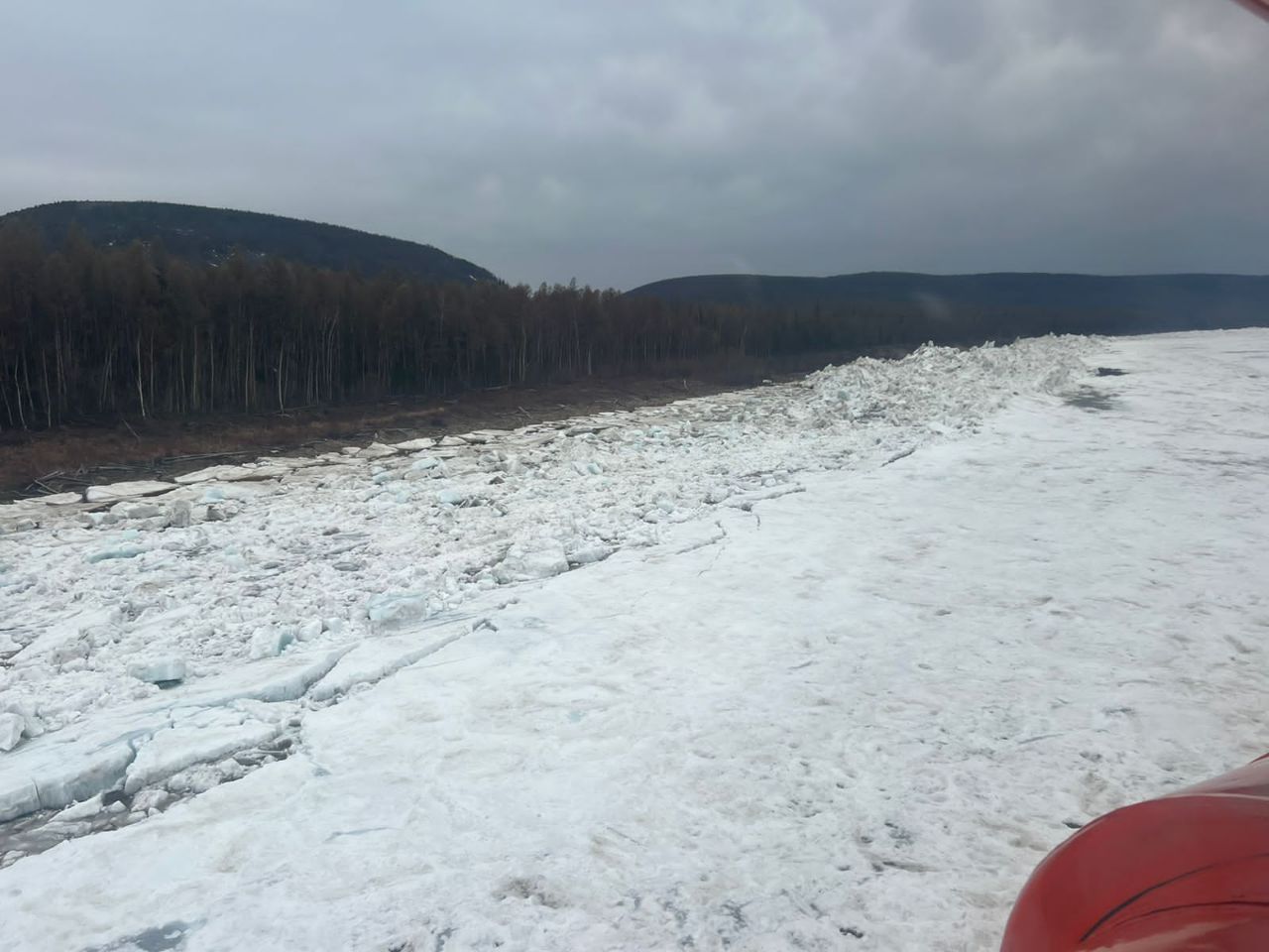 Протяженность ледового затора на реке Лене достигает 2 км в Олекминском районе Якутии