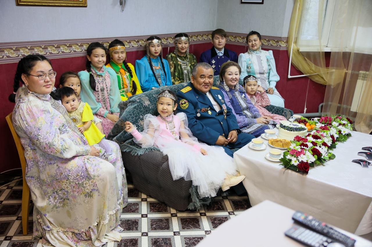 Многодетная семья Пестряковых из Якутии пригласила Владимира Путина на Ысыах