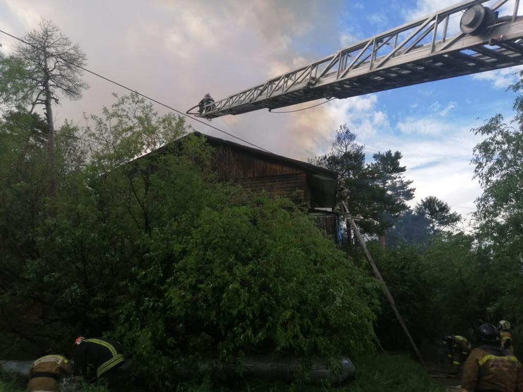 24 человека эвакуировали при пожаре в жилом доме в Нерюнгри
