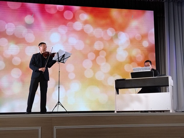 Выпускники Высшей школы музыки Якутии выступили с концертом в Вилюйске
