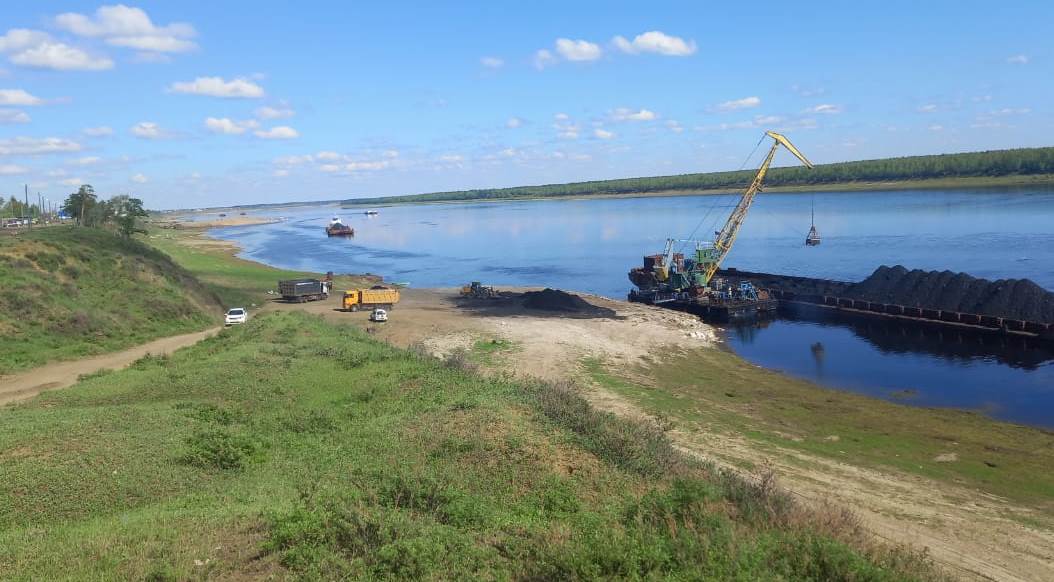 Девять тысяч тонн угля доставили по реке в Нюрбинский район Якутии