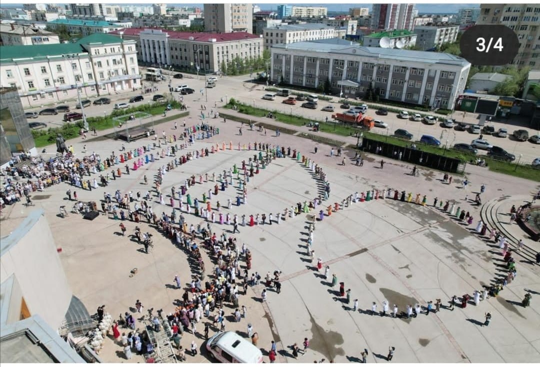 Более тысячи человек сыграли на хомусе в честь 100-летия ЯАССР в Якутии