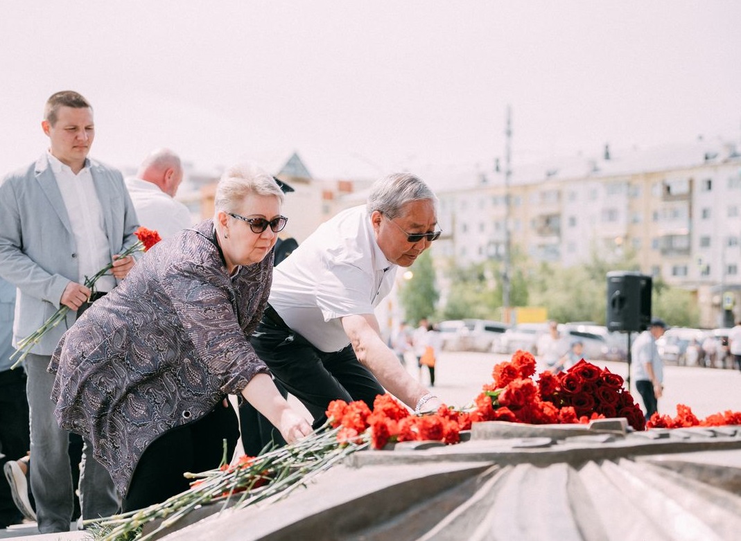 Цветы возложили к монументу «Воинам-победителям» в Якутске