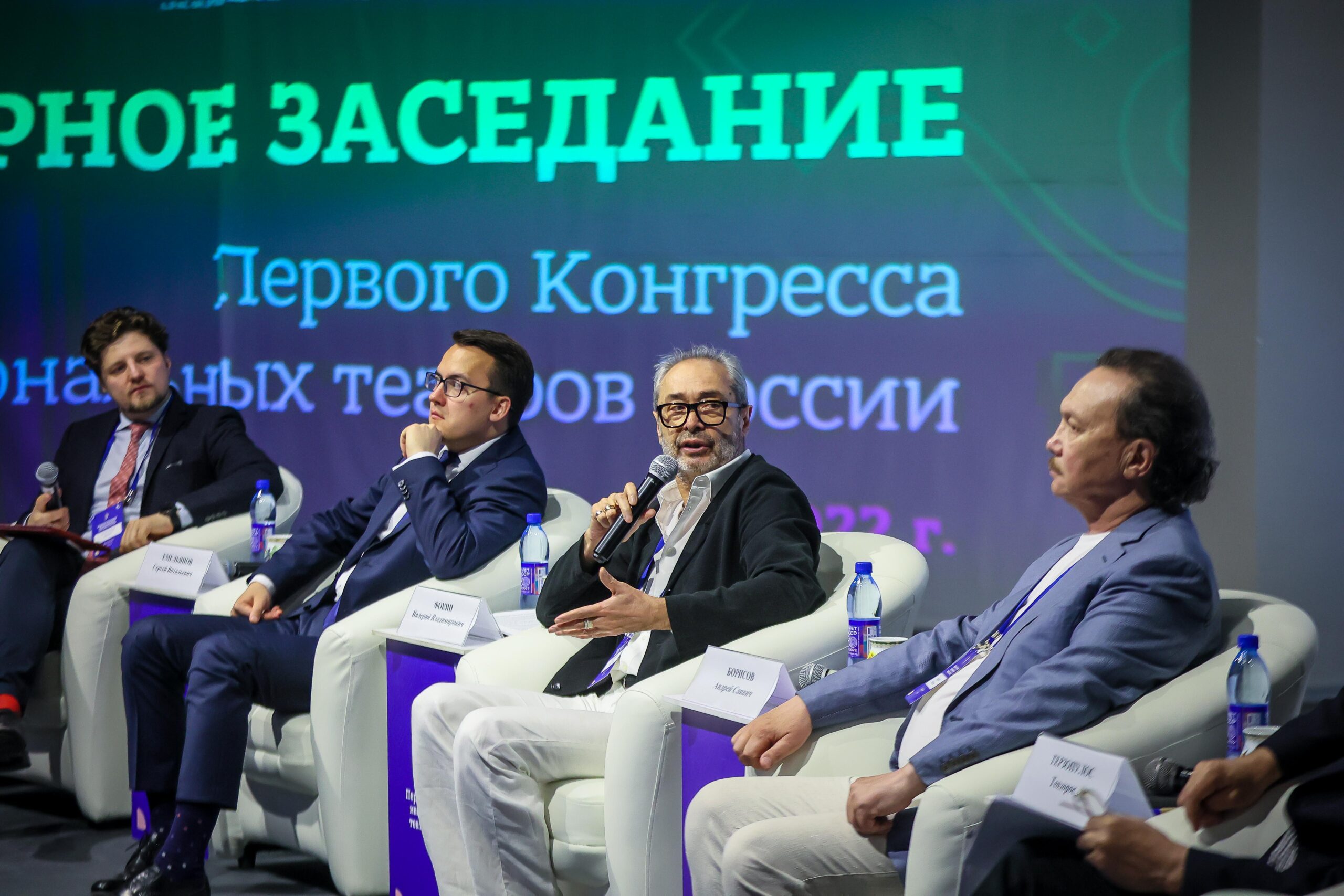 Сто человек приняли участие в первом конгрессе национальных театров РФ в Якутске