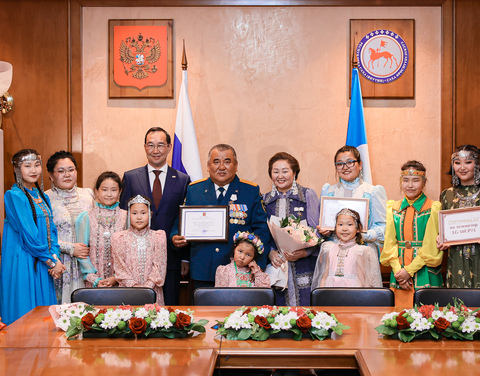Путин наградил семью из Якутии орденом «Родительская слава»