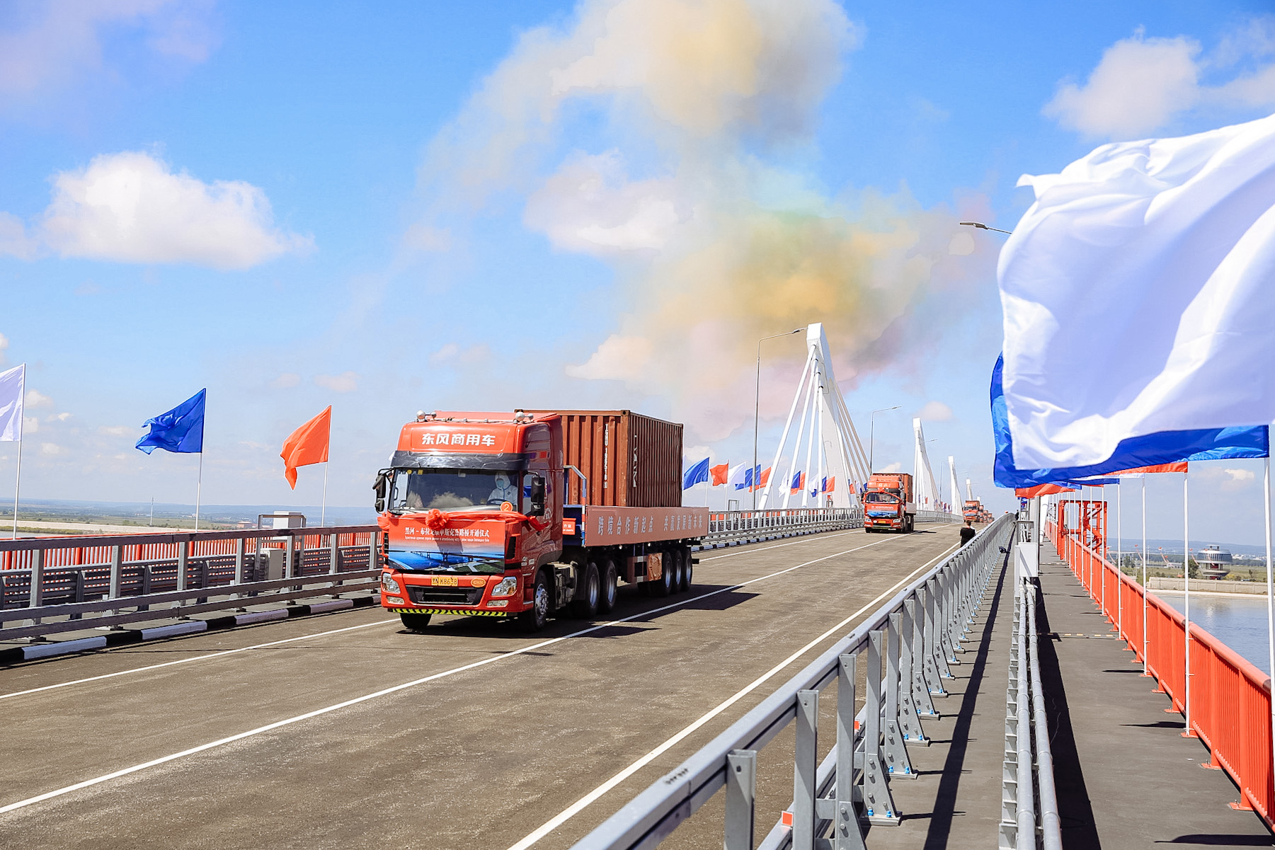 Россия и Китай запустили движение по автомобильному мосту через реку Амур