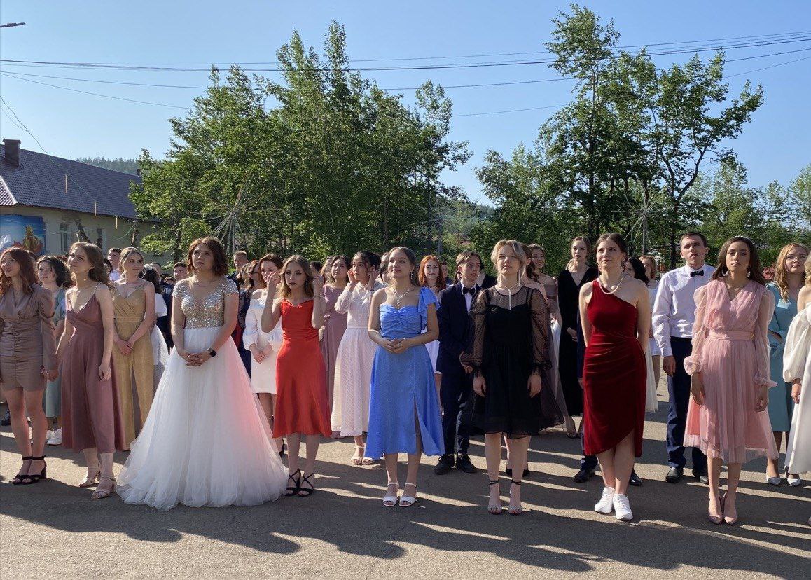 Свыше 200 одиннадцатиклассников попрощались со школой в Алданском районе Якутии