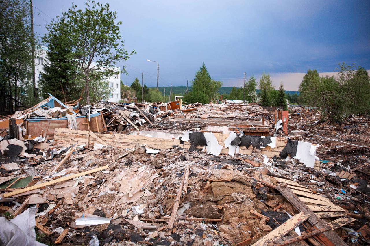 Работы по сносу аварийных домов ускорят в поселке Серебряный Бор в Якутии