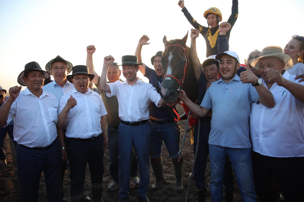 Скакун Крит из Мегино-Кангаласского района выиграл конные скачки на приз главы Якутии
