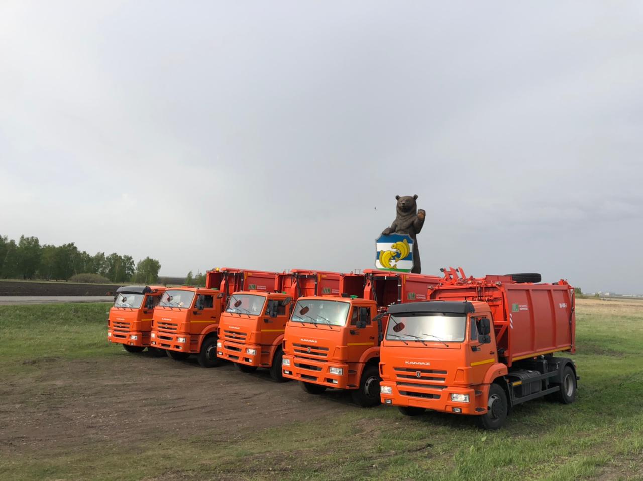 Пять новых мусоровозов доставили в Якутск