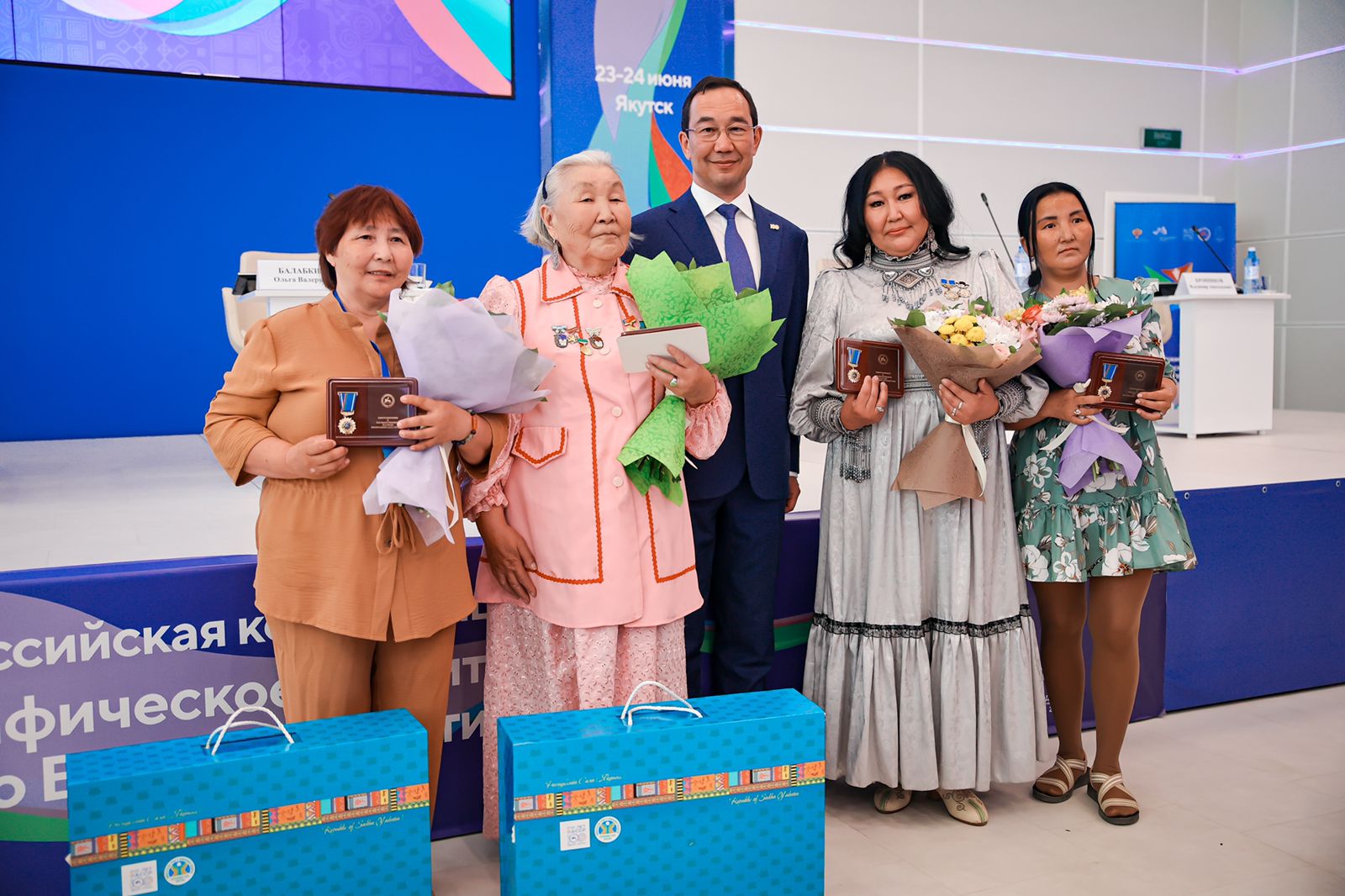 Многодетным семьям в Якутии вручили почетные награды