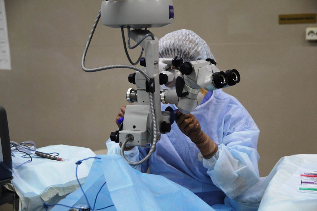 Хирурги-офтальмологи прооперируют свыше ста пациентов в двух районах Якутии