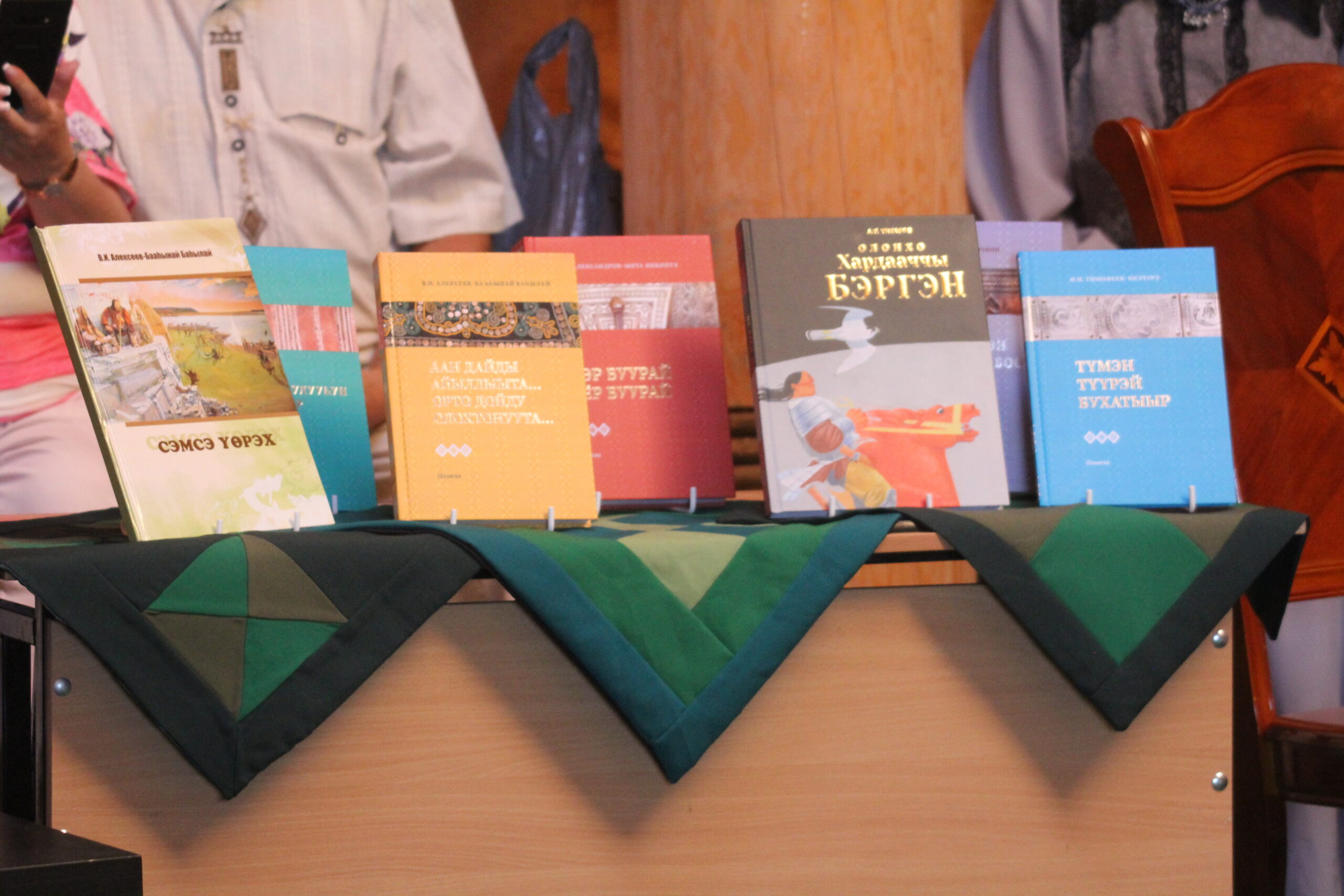 Девять изданий об олонхо поступят в библиотеки Якутии