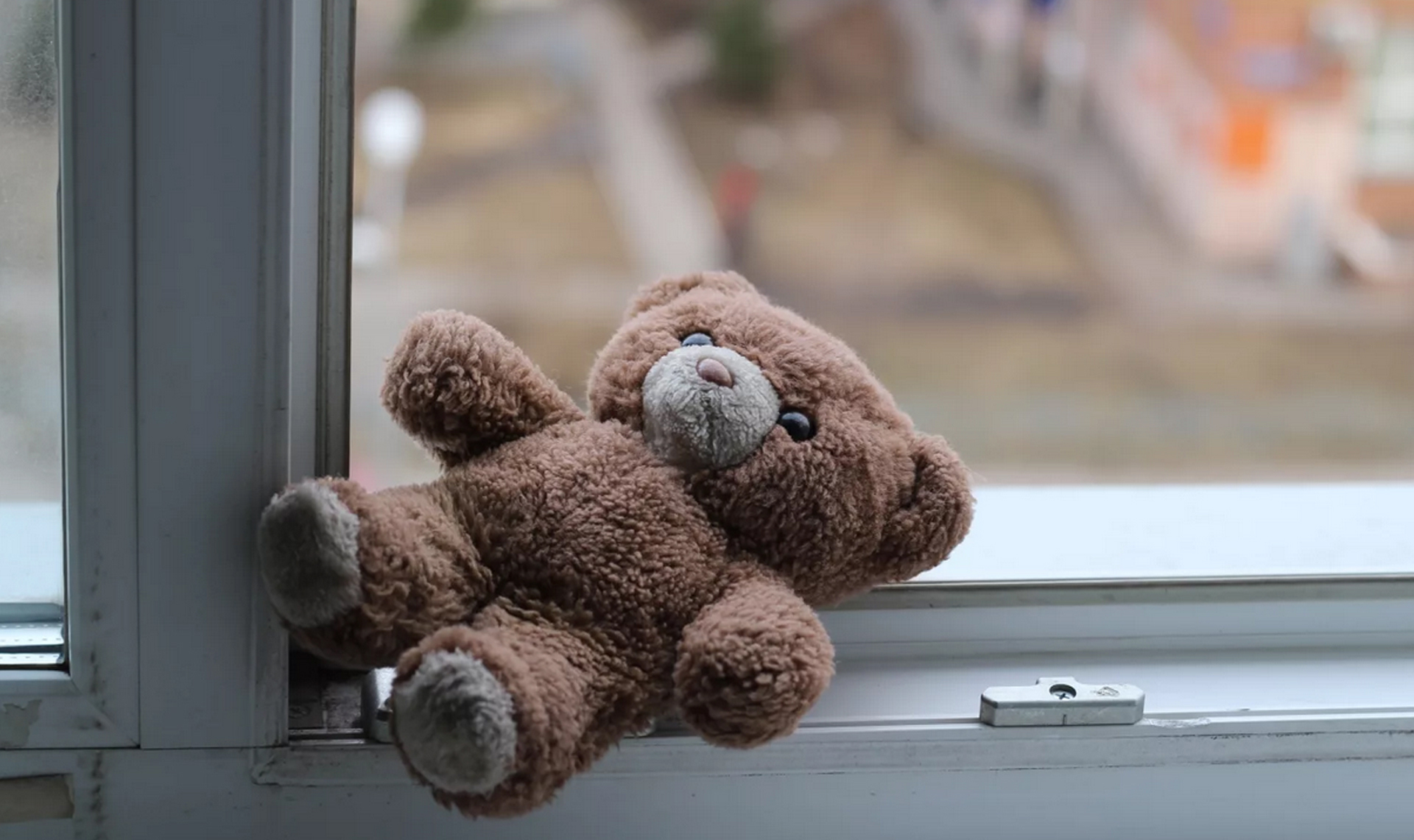 Полицейские выясняют обстоятельства падения ребенка из окна многоэтажного дома в Якутске