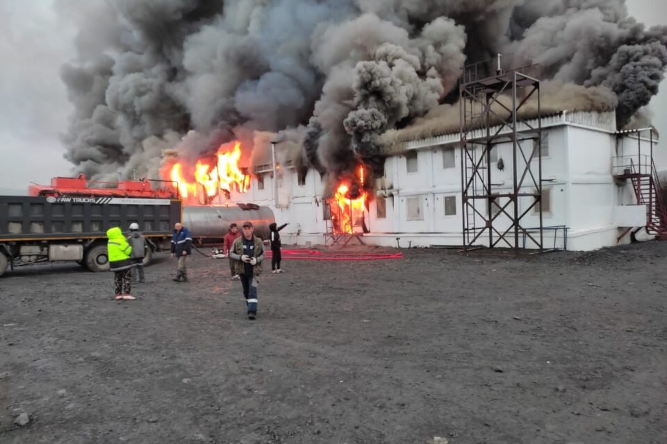 Пожар произошел в общежитии вахтовых работников в Верхоянском районе Якутии