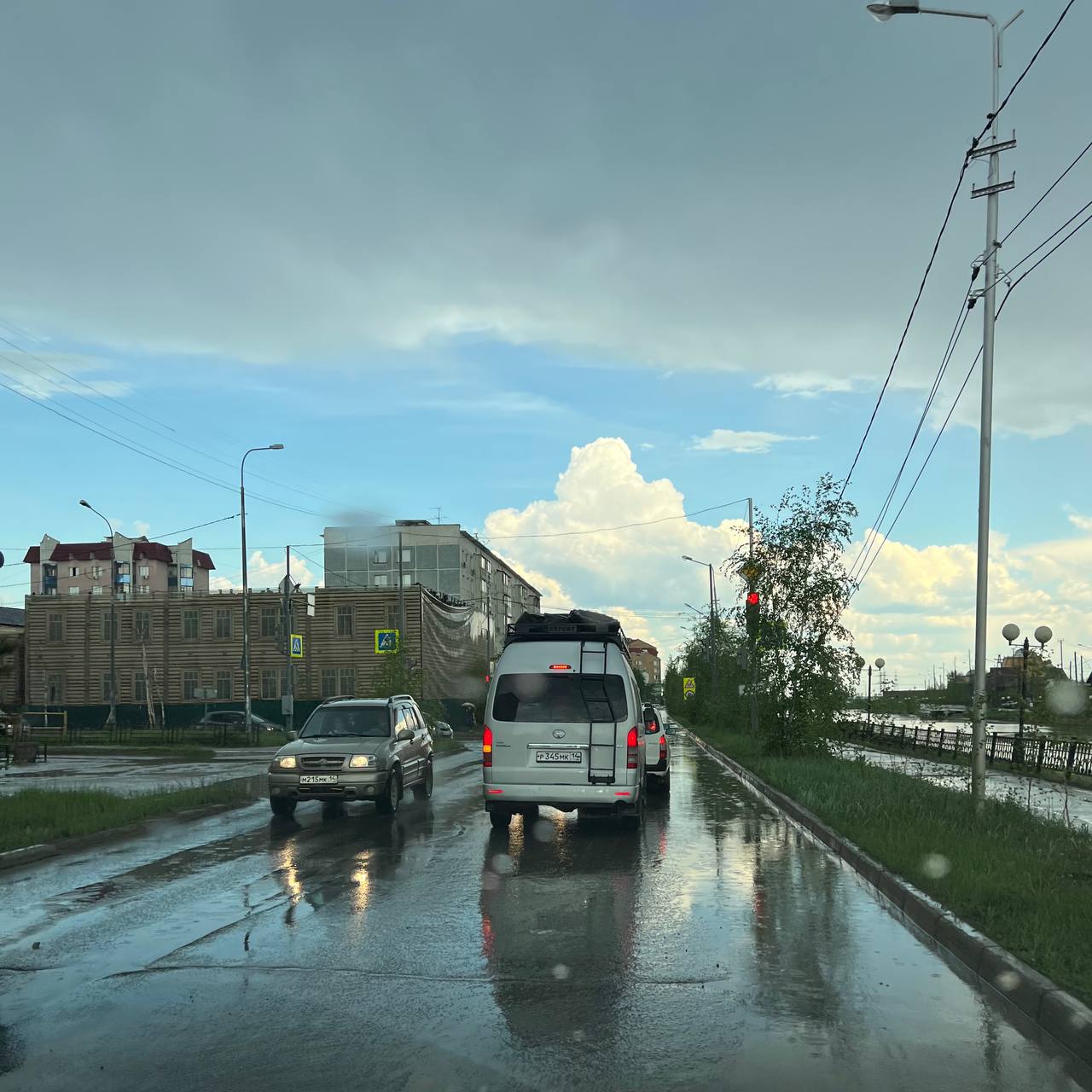 12 ассенизаторских машин и откачивают лужи в Якутске