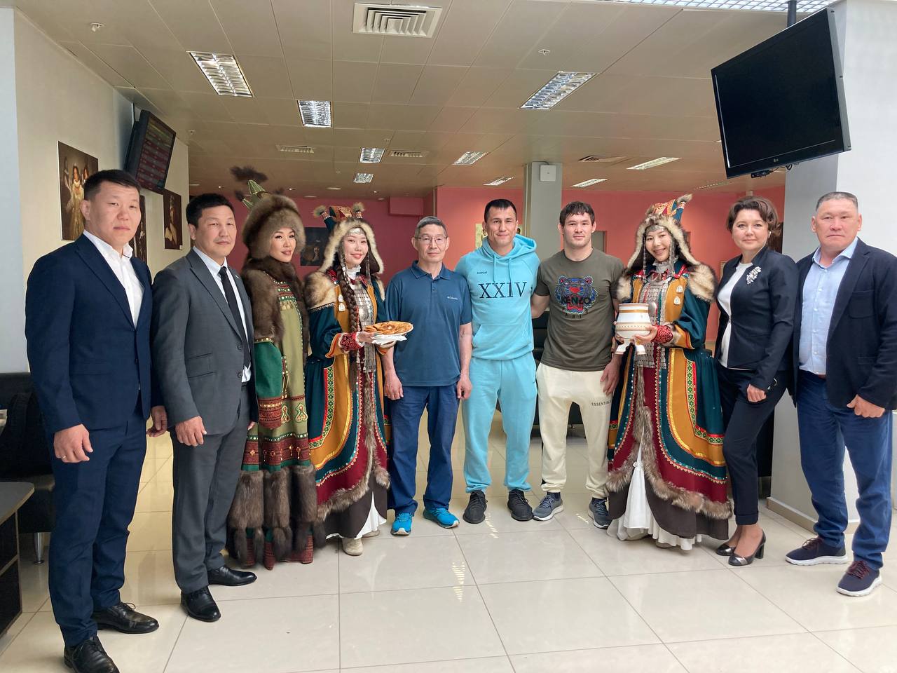 Олимпийский чемпион по греко-римской борьбе Роман Власов прибыл в Якутск