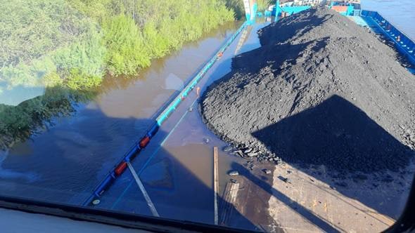 Нефтяные пятна обнаружили на реке Алдан в Томпонском районе Якутии