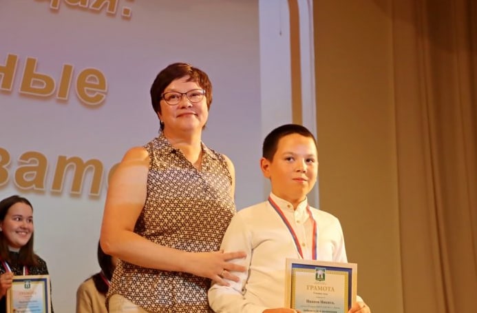 Победители конкурса «Ученик года» получили денежные премии в якутском Ленске