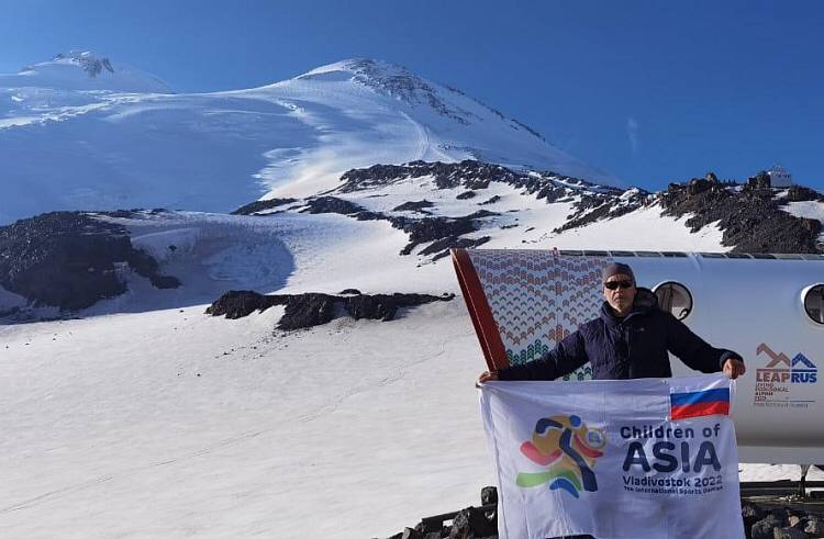 Якутский альпинист установил флаг игр «Дети Азии» на вершине Эльбруса