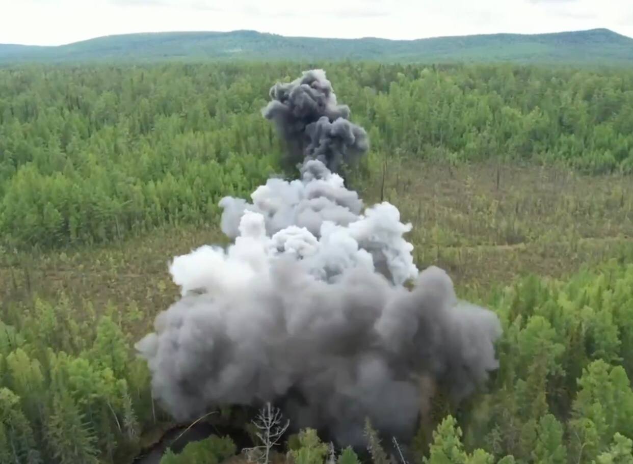 Взрывные работы проводят при тушении труднодоступных лесных пожаров в Якутии