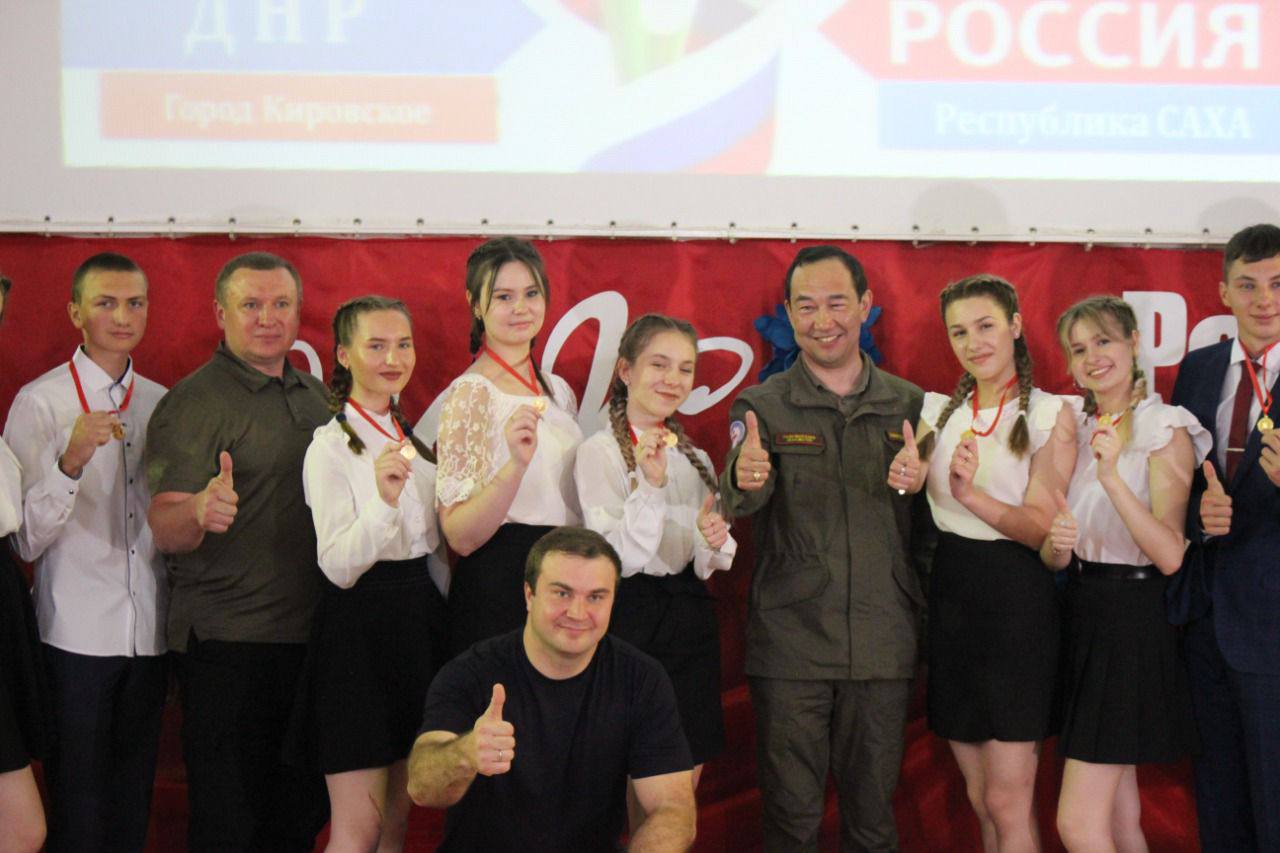 Глава Якутии встретился с медалистами школ Кировского в ДНР
