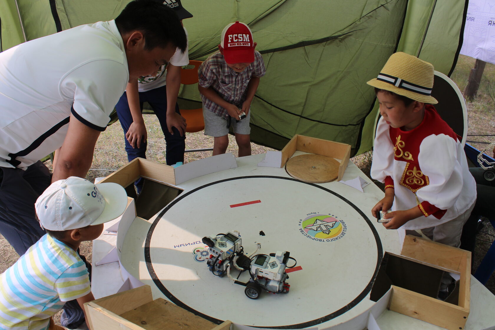 Марсоходы, БАД из насекомых и гонки на дронах: что ждет посетителей  Sakha Innovation?