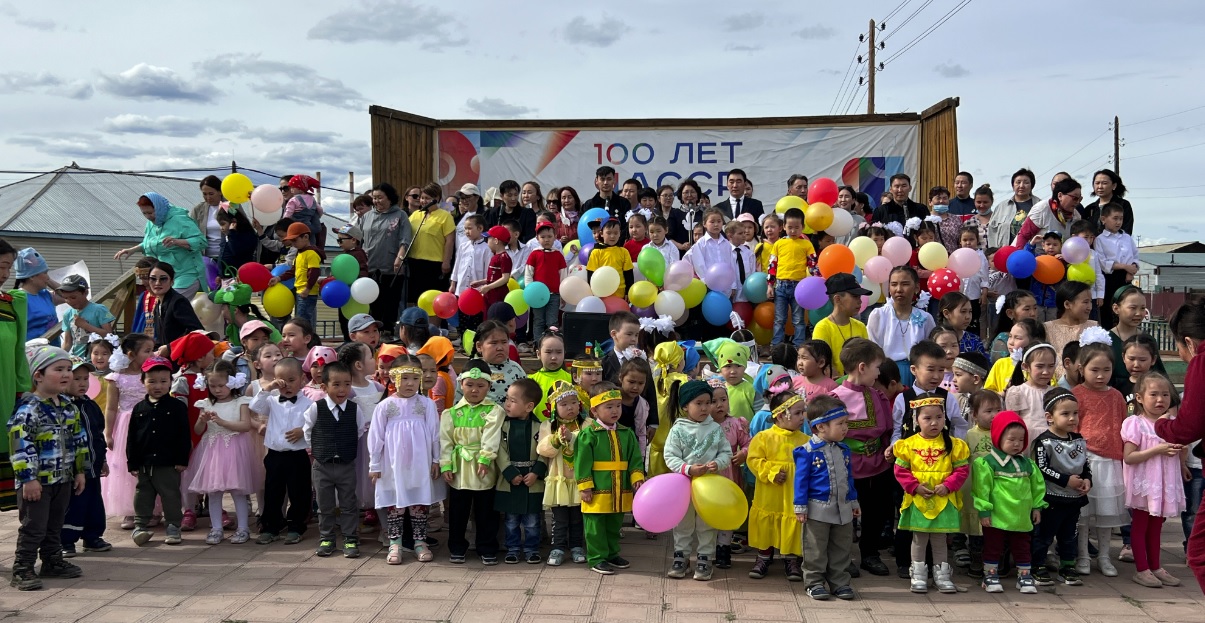 Флешмоб песен о мамах стартовал в районах Якутии в рамках Года матери