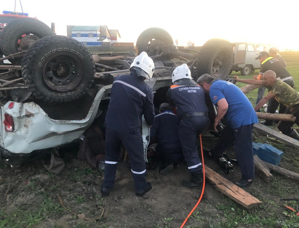 Спасатели извлекли пассажира опрокинувшегося автомобиля в Якутии